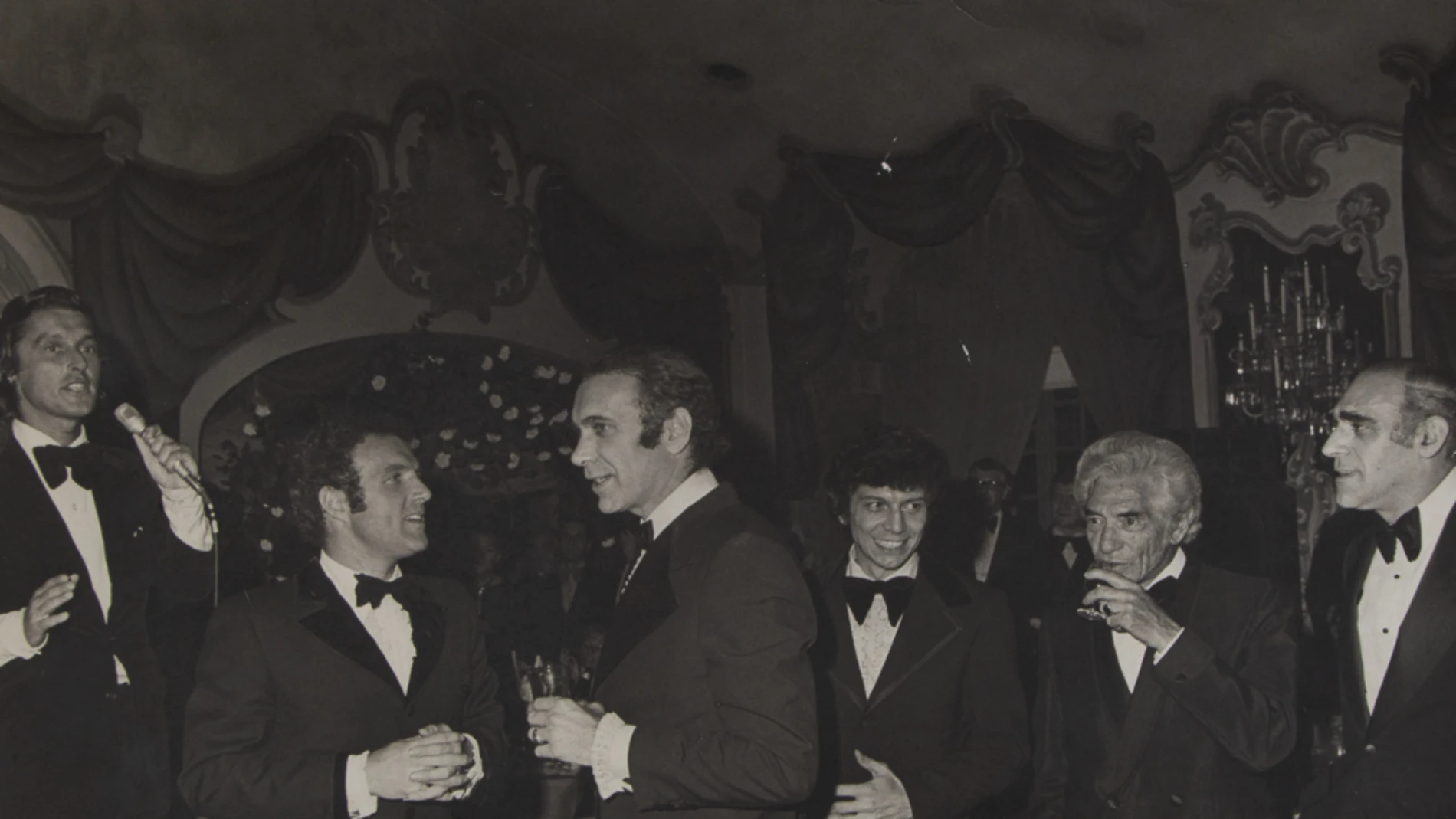 Foto de la fiesta de presentación de 'El Padrino' con Robert Evans (izq.) y parte del equipo de la película