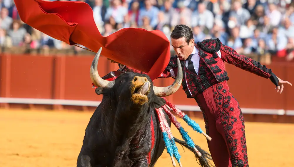 SEVILLA, 04/05/2022.- El diestro José María Manzanares con su primer toro de la tarde, este miércoles en la Plaza de La Maestranza de Sevilla. EFE/ Raúl Caro