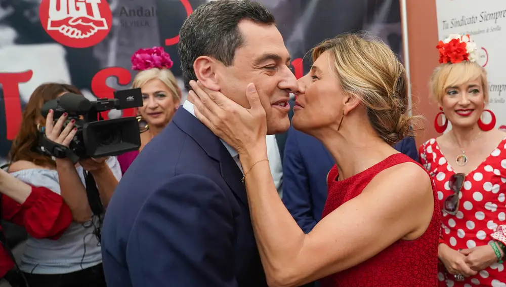 El presidente de la Junta de Andalucía, Juanma Moreno, saluda a la vicepresidenta segunda del Gobierno, Yolanda Díaz