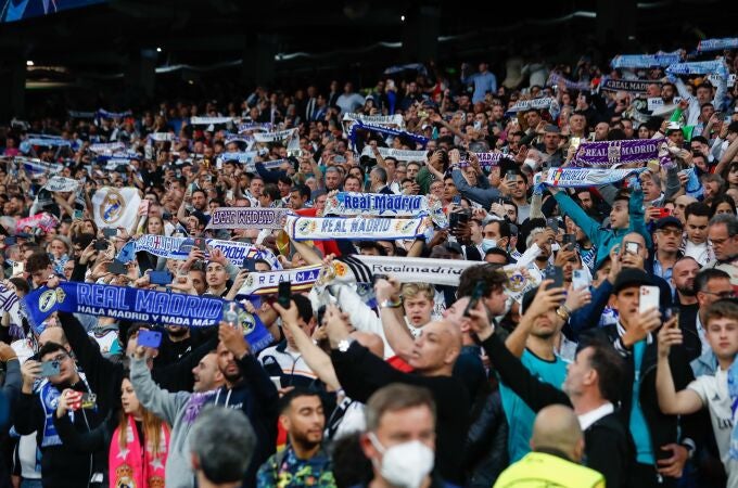 Aficionados del Real Madrid en el Santiago Bernabéu