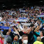 Aficionados del Real Madrid en el Santiago Bernabéu