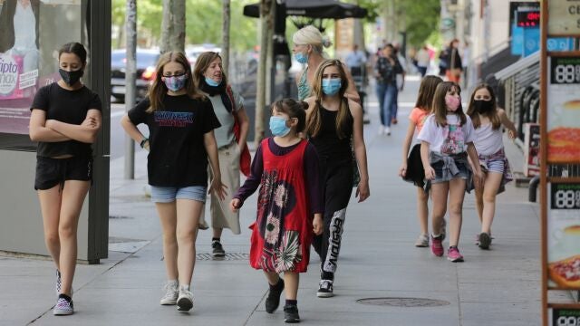 Todavía hay muchos ciudadanos que siguen utilizando las mascarillas en exteriores