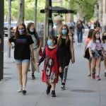 Todavía hay muchos ciudadanos que siguen utilizando las mascarillas en exteriores