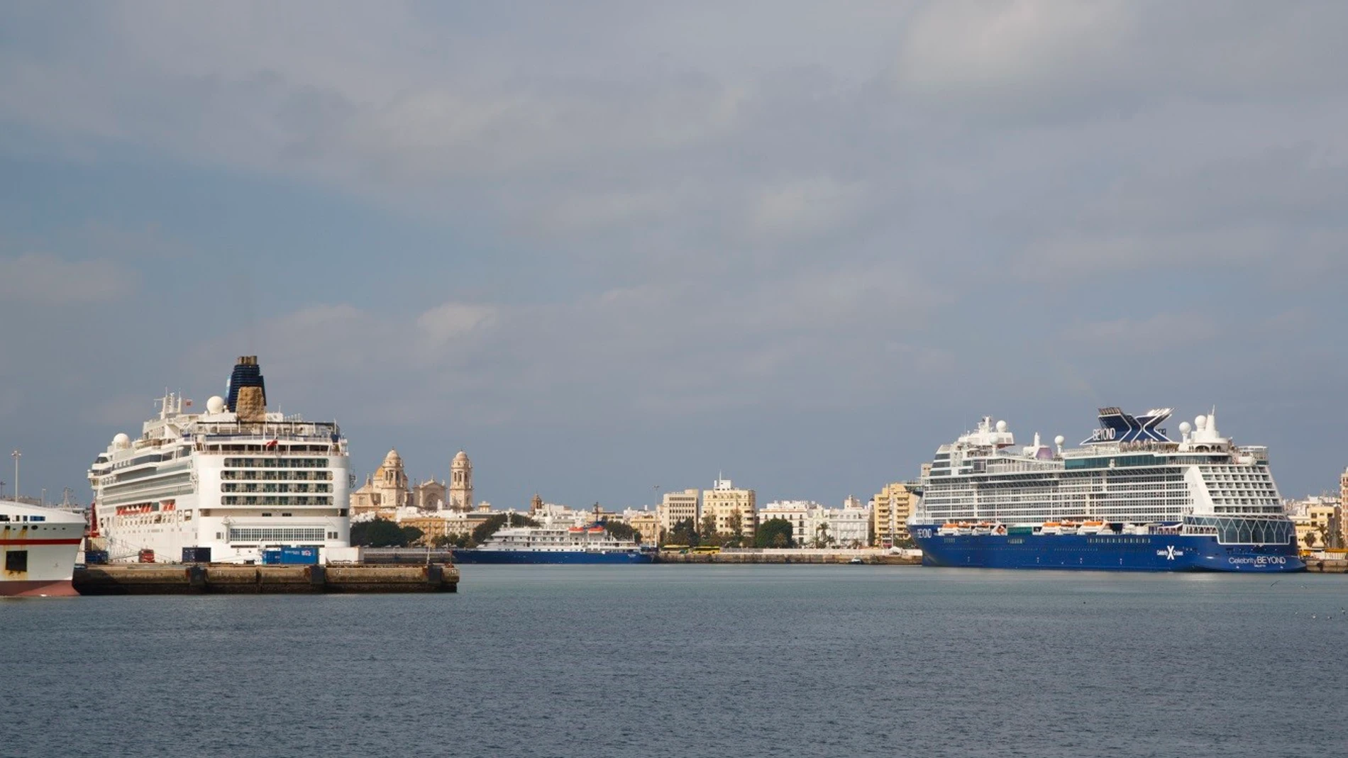 Dos cruceros atracados en el puerto de Cádiz