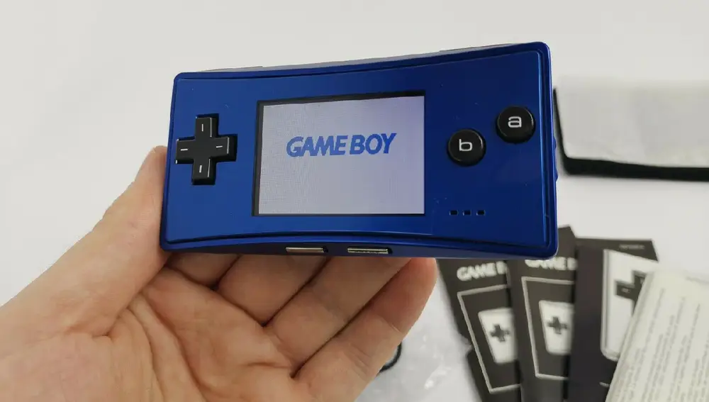 El tamaño de la Game Boy Micro dificultaba el uso por unas manos adultas.