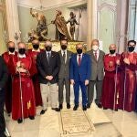 El presidente de la Asamblea Regional, Alberto Castillo, junto a miembros de la Real, Ilustre, y Muy Noble Cofradía del Santísimo Cristo del Perdón de Murcia ASAMBLEA REGIONAL DE MURCIA 05/05/2022