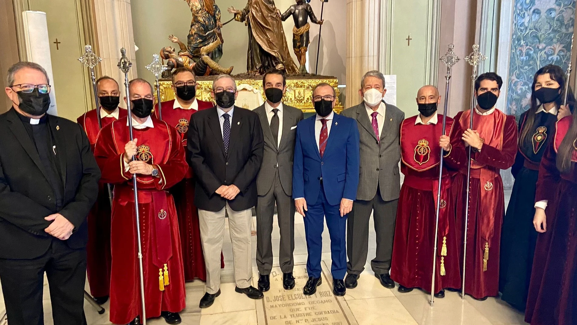 El presidente de la Asamblea Regional, Alberto Castillo, junto a miembros de la Real, Ilustre, y Muy Noble Cofradía del Santísimo Cristo del Perdón de Murcia ASAMBLEA REGIONAL DE MURCIA 05/05/2022