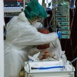 Una sanitaria atiende a un paciente de la UCI del Hospital de Basurto en Bilbao, en una imagen de archivo
