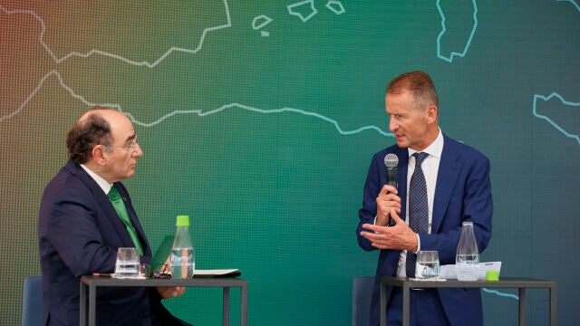 El presidente del Grupo Volkswagen, Herbert Diess, (d) junto al presidente de Iberdrola, Ignacio Galán (i) , tras el acto de presentación de la nueva gigafactoría de baterías para coches eléctricos que la firma alemana construirá en Sagunto (Valencia)