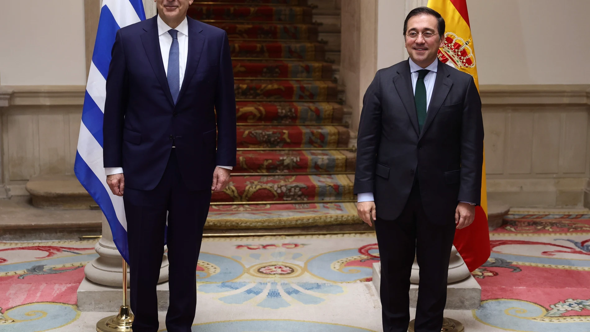 El ministro de Asuntos Exteriores de la República Helénica de Grecia, Nikolaos Dendias (i) y el ministro de Asuntos Exteriores, Unión Europea y Cooperación, José Manuel Albares (d), posan a su llegada al Palacio de Viana,