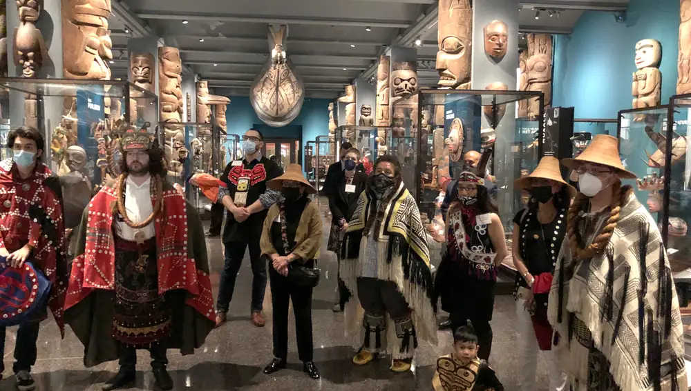 Líderes indígenas ofrecen detalles sobre la exposición &quot;Ala de la costa noroeste&quot;, con objetos de las tribus indígenas de esa parte de la costa entre EEUU y Canadá, hoy durante una visita de prensa a una sala del Museo de Historia Natural en Nueva York.