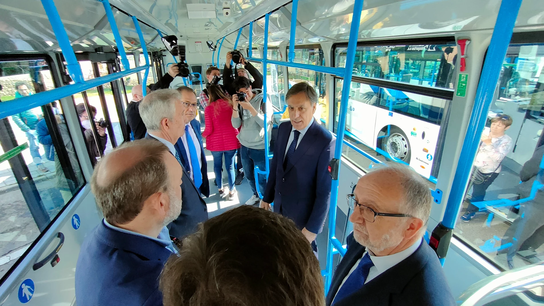 El alcalde de Salamanca, Carlos García Carbayo, en uno de los nuevos autobuses del transporte urbano