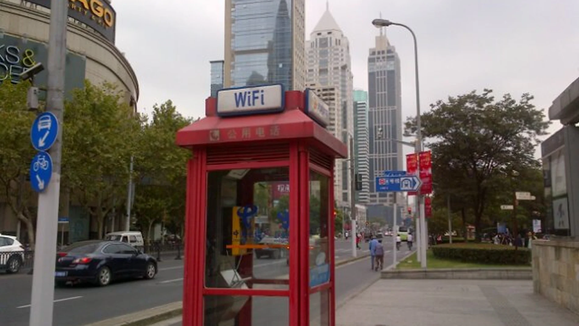 Imagen de una cabina telefónica de Shanghái