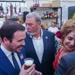  Pillan a Alberto Garzón comiendo jamón y bebiendo cerveza en la Feria de Abril pese a desaconsejarlo