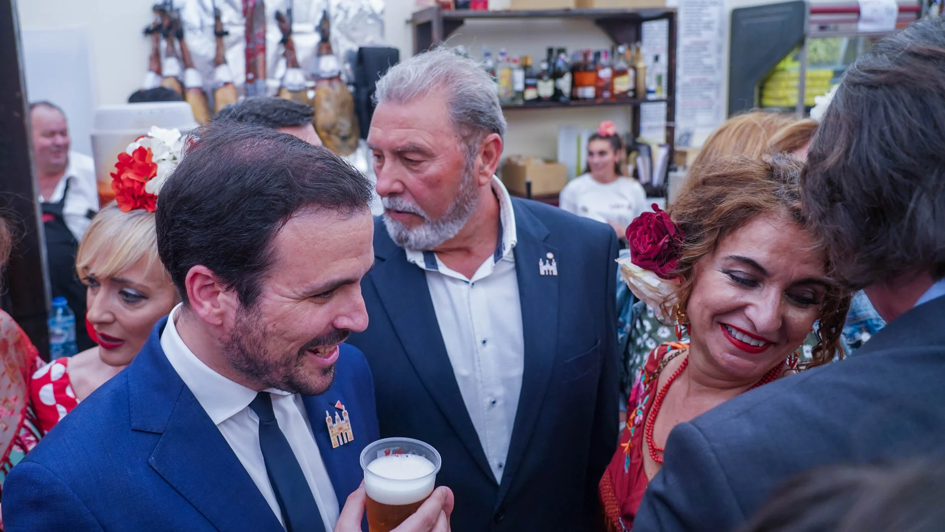 La ministra de Hacienda, María Jesús Montero, junto a el ministro de Consumo, Alberto Garzón, en la caseta de UGT