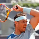 Rafael Nadal golpea una derecha contra Goffin, en su segundo partido en el Mutua Madrid Open