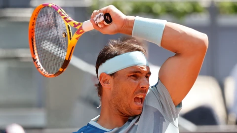 Rafael Nadal golpea una derecha contra Goffin, en su segundo partido en el Mutua Madrid Open