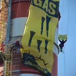 Activistas de Greenpeace en la central térmica de Málaga