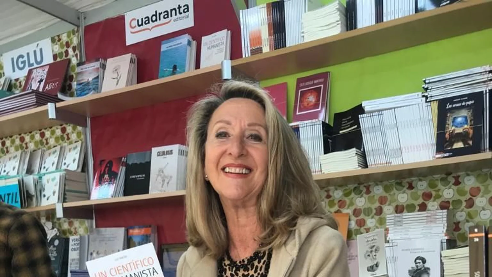 La escritora Luz Macías en la Feria del Libro de Valencia