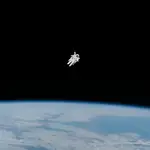 Un astronauta en un paseo, no está claro si espacial o no.
