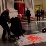 Momento en que un guarda de seguridad del Valle de los Caídos aparta al escultor Enrique Tenreiro de la tumba de Franco