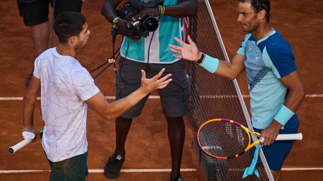 Carlos Alcaraz y Rafael Nadal se saludan al finalizar su partido de cuartos de final del Mutua Madrid Open.