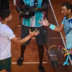 Carlos Alcaraz y Rafael Nadal se saludan al finalizar su partido de cuartos de final del Mutua Madrid Open.
