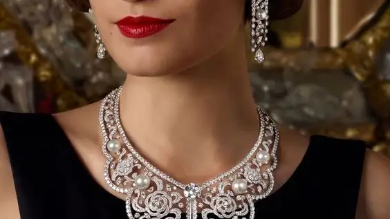 Imagen de uno de los films sobre la vida de Coco Chanel con el collar del boceto anterior.