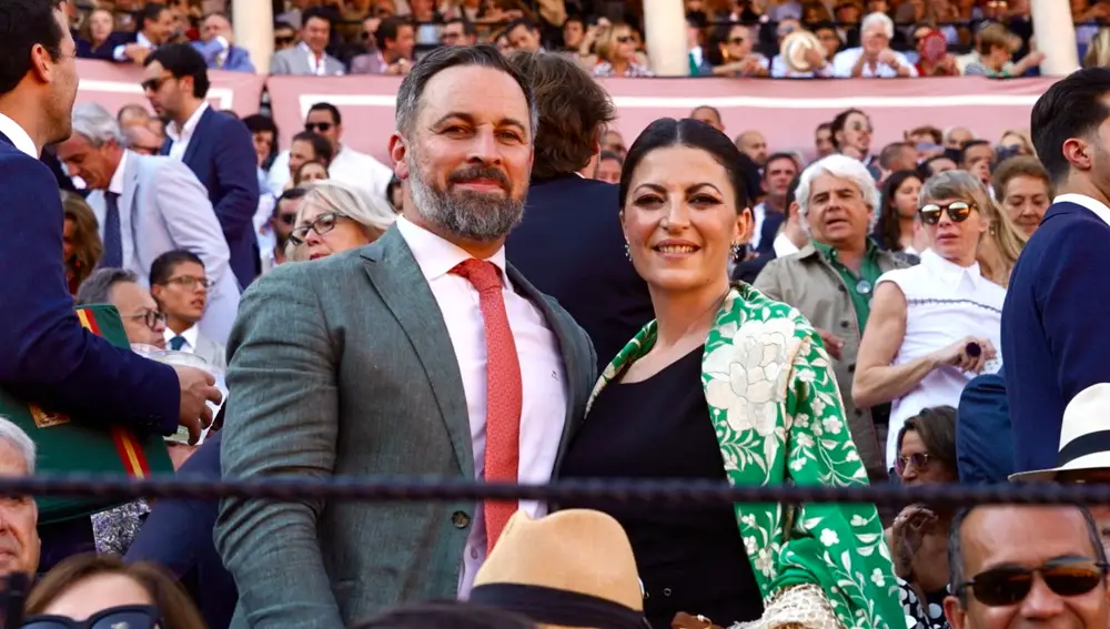 El líder de Vox, Santiago Abascal, junto a la candidata de su partido a la Presidencia de la Junta, Macarena Olona