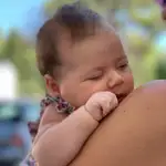 Un bebé en los brazos de su madre