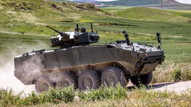 El 8x8 Dragón en el campo de pruebas de El Viso, ayer.