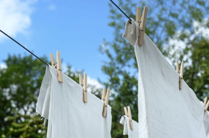 Trapos y toallas colgados para que se sequen al aire libre