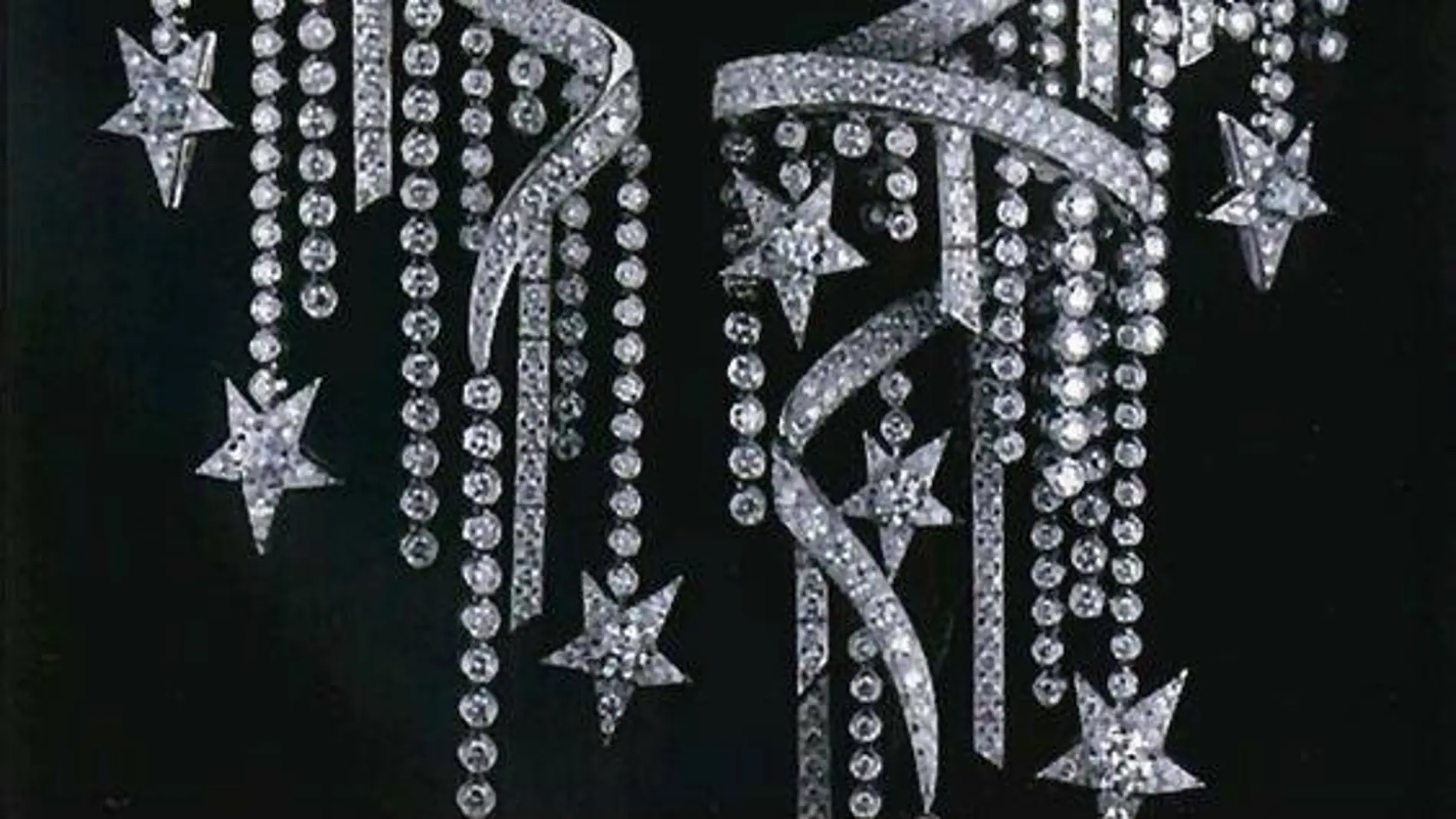 impresionante collar de la colección "Comète" de CHANEL, realizado en oro de 18 quilates y diamantes blancos.