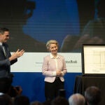 El presidente del Gobierno, Pedro Sánchez, aplaude a la presidenta de la Comisión Europea, Ursula Von der Leyen, durante la entrega del II Premio Círculo de Economía