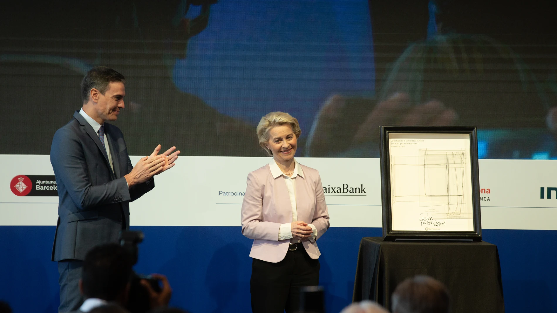 El presidente del Gobierno, Pedro Sánchez, aplaude a la presidenta de la Comisión Europea, Ursula Von der Leyen, durante la entrega del II Premio Círculo de Economía