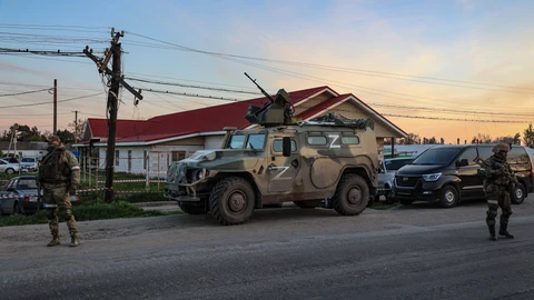 Mariupol (Ukraine), 06/05/2022.- Russian servicemen control the evacuation of the civilian people from Azovstal in Mariupol, Ukraine, 06 May 2022. According to the Interdepartmental Coordinating Headquarters of the Russian Federation for Humanitarian Response, 50 civilians, including 11 children, were evacuated from a bomb shelter at the Azovstal plant. On 24 February, Russian troops had entered Ukrainian territory in what the Russian president declared a 'special military operation', resulting in fighting and destruction in the country. According to data released by the United Nations High Commission for the Refugees (UNHCR) on 05 May, over 5.7 million refugees have fled Ukraine seeking safety, protection and assistance in neighboring countries. (Rusia, Ucrania) EFE/EPA/ALESSANDRO GUERRA