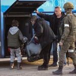 Soldados rusos evacúan a civiles en la ciudad de Mariupol el pasado de mayo