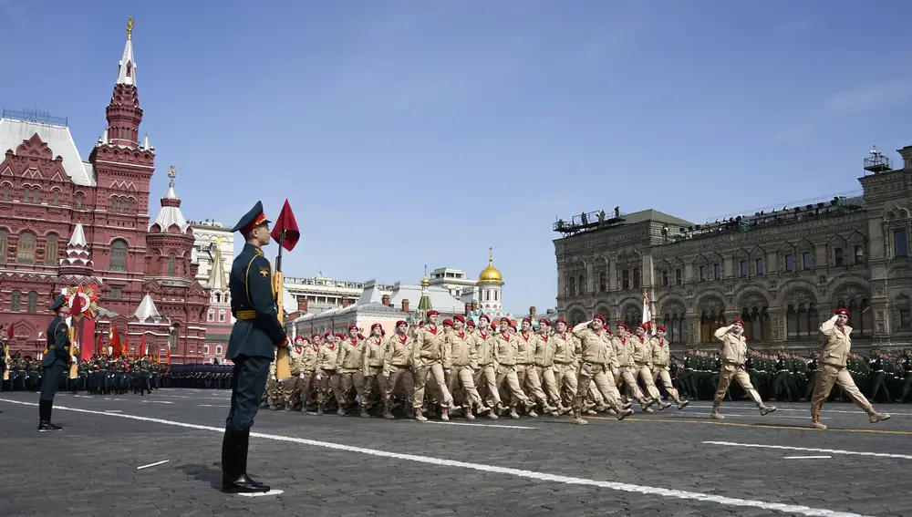 Miembros del ejército joven Yunarmia en el desfile del Día de la Victoria en Moscú
