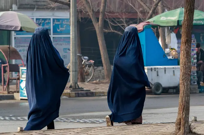 Los talibanes decretan el uso obligatorio del burka negro en Afganistán