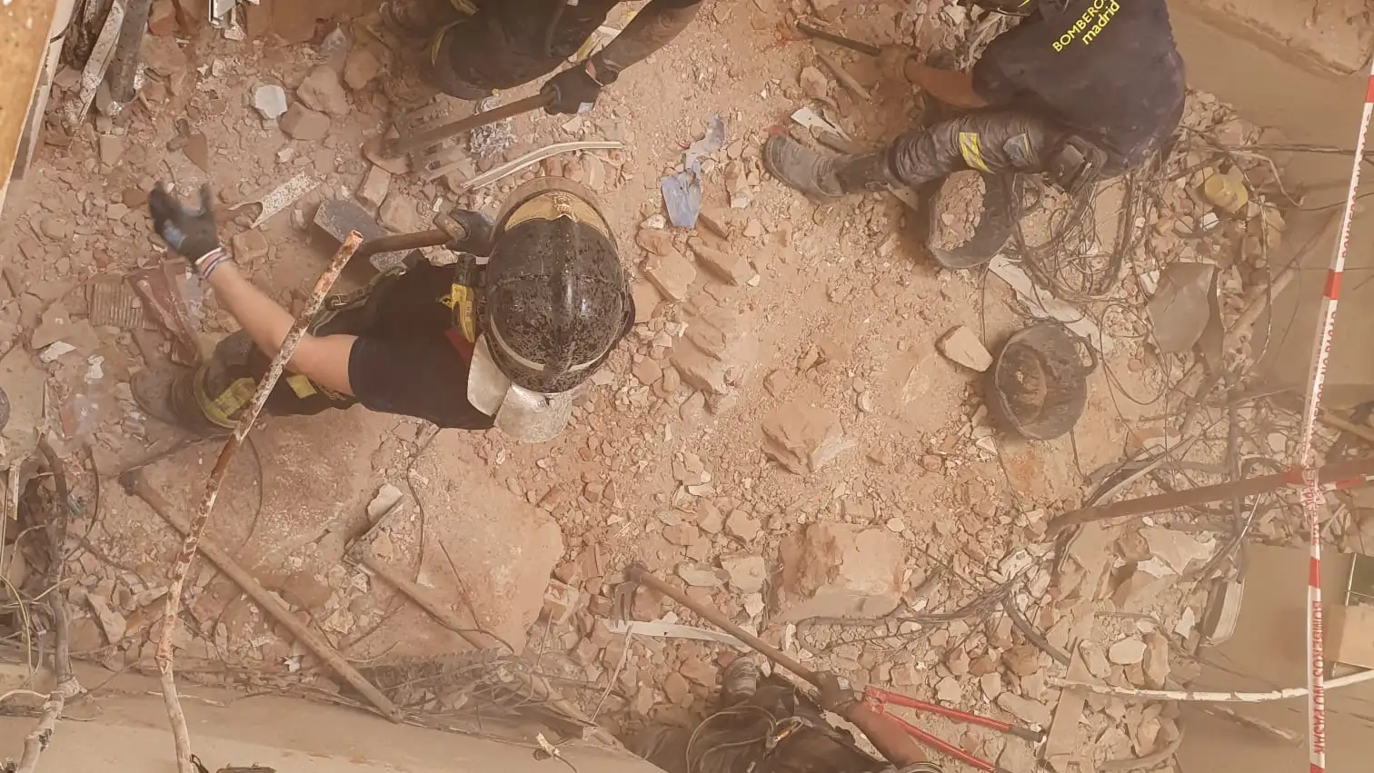 8. Los Bomberos, durante las tareas de desescombro en el interior del edificio