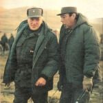 El general Leopoldo Fortunato Galtieri (a la izquierda), junto al general Jofre (derecha), comandante en jefe de la defensa de las Malvinas, durante la visita del primero a las islas