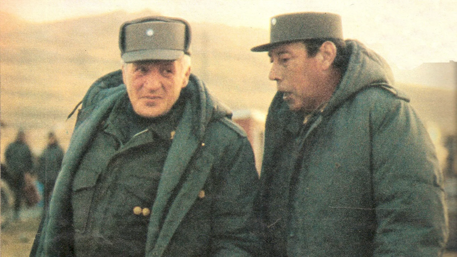 El general Leopoldo Fortunato Galtieri (a la izquierda), junto al general Jofre (derecha), comandante en jefe de la defensa de las Malvinas, durante la visita del primero a las islas