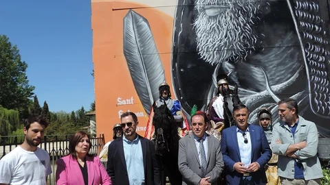 Benito Serrano, Antonio Pardo, María Luisa Aguilera y el autor Diego As, entre otros, durante la inauguración del retrato del Cid en San esteban de Gormaz (Soria)