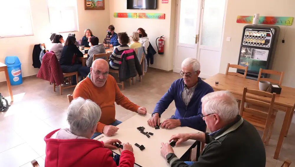 El teleclub de Castrillo de Villavega(Palencia) funciona como centro dimanizador, de ocio; y lugar de encuentro