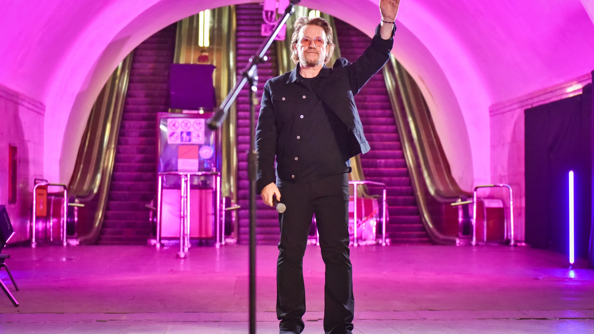 El músico irlandés Bono, de la banda U2, actúa en la estación de metro de Khreshatyk en Kyiv (Ucrania), el 8 de mayo de 2022