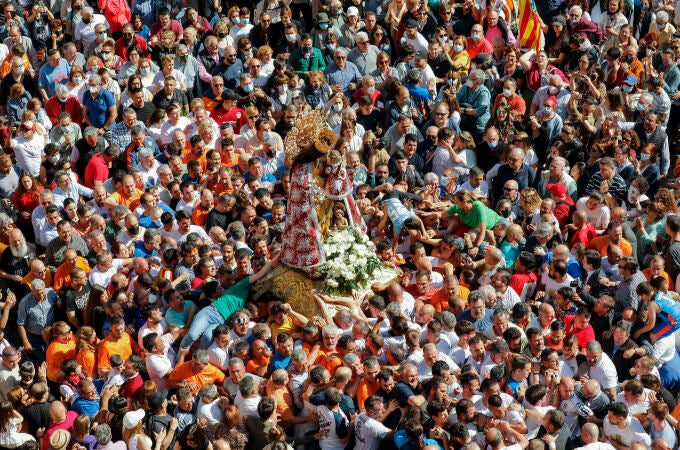 Tras tres años de parón por la pandemia, miles de valencianos han participado hoy en el tradicional traslado de la imagen de la Virgen de los Desamparados.EFE/ Juan Carlos Cárdenas