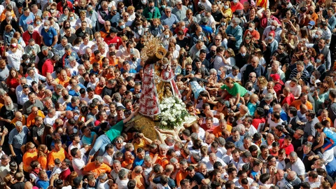 Tras tres años de parón por la pandemia, miles de valencianos han participado hoy en el tradicional traslado de la imagen de la Virgen de los Desamparados.EFE/ Juan Carlos Cárdenas