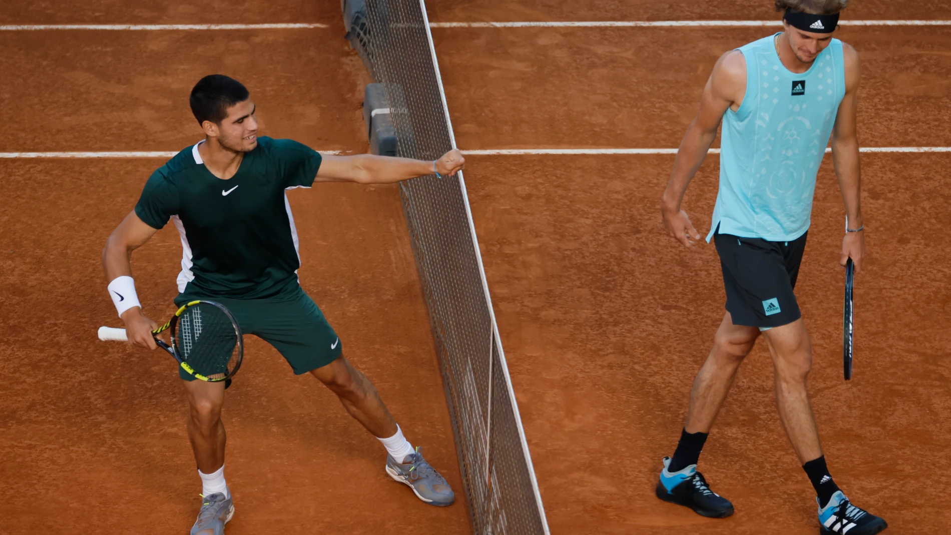 Alcaraz y Zverev, después del saludo inicial en la final del Mutua Madrid Open