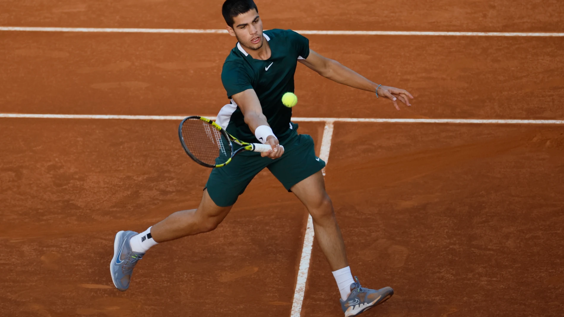 Carlos Alcaraz devuelve una pelota con suavidad en la final del Mutua Madrid Open ante Zverev