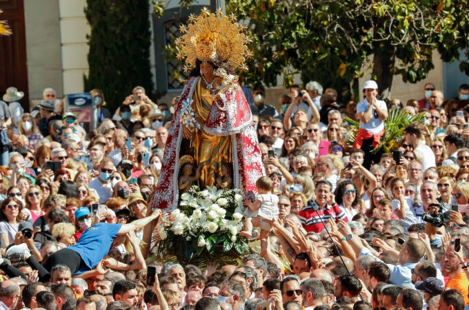 Tras tres años de parón por la pandemia, miles de valencianos han participaron ayer en el tradicional traslado de la imagen de la Virgen de los Desamparados.